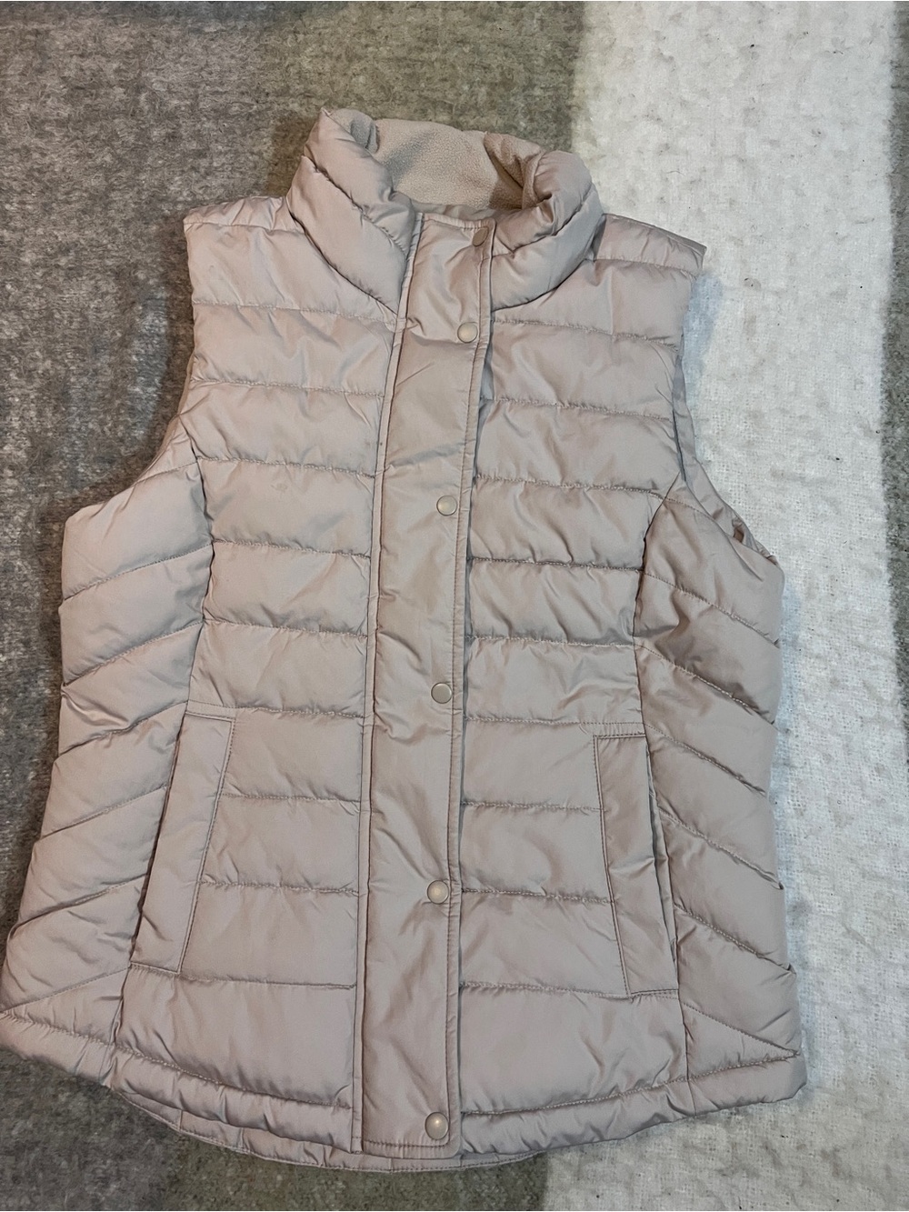 GAP Quilted Sleeveless Puffer Vest in Light Beige